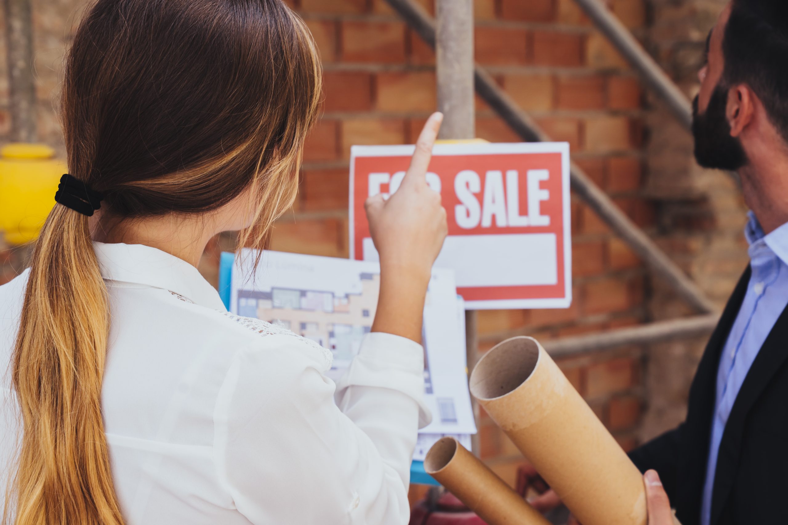 real-estate-agents-visiting-construction Residential Plot Purchase