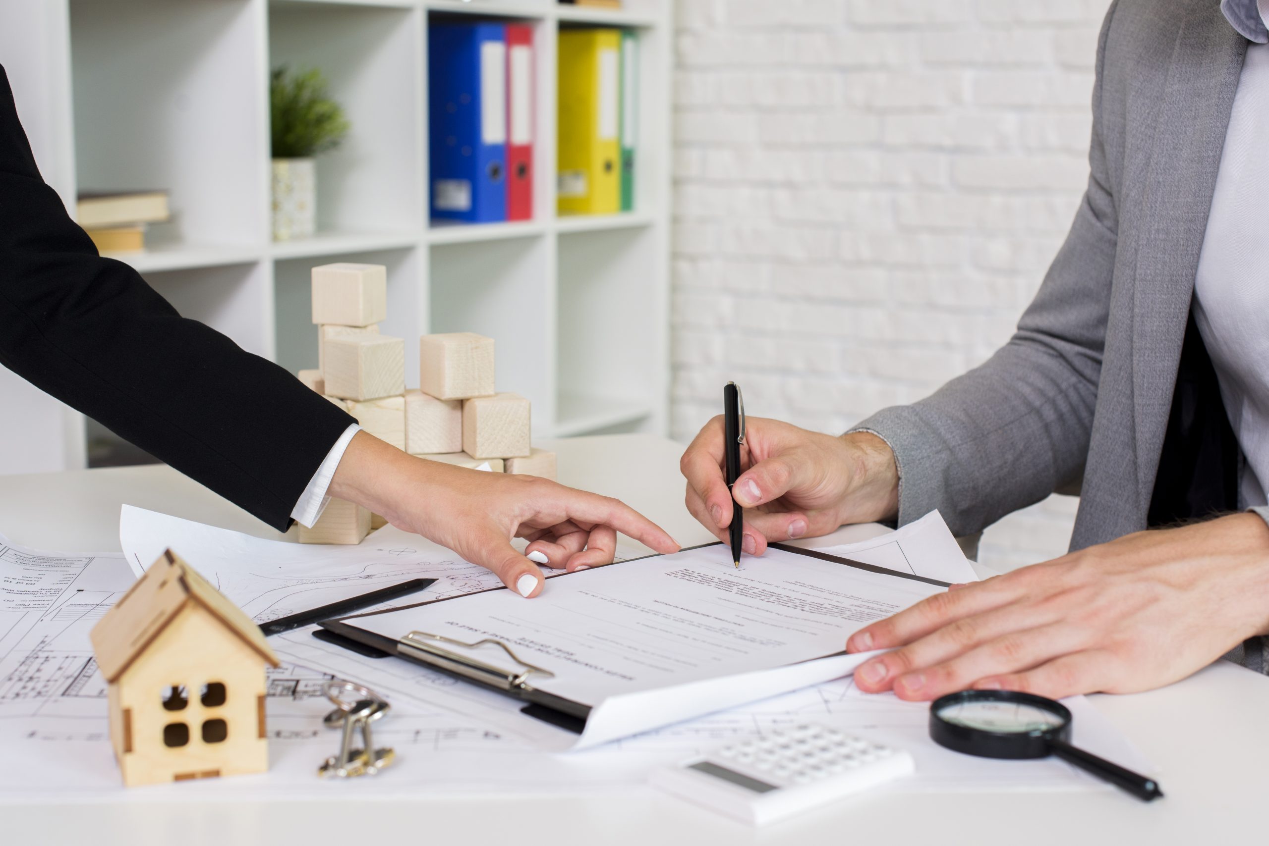 woman-suggesting-changes-plan Home Construction